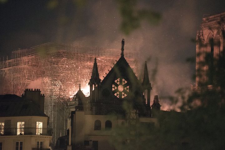 ノートルダム大聖堂 火事の様子