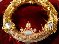 ノートルダム大聖堂 聖遺物 いばらの冠 と 聖ルイのチュニック を炎の中から運び出す ハフポスト ノートルダム大聖堂 聖遺物 いばらの冠 と 聖ルイのチュニック を炎の中から運び出す ハフポスト