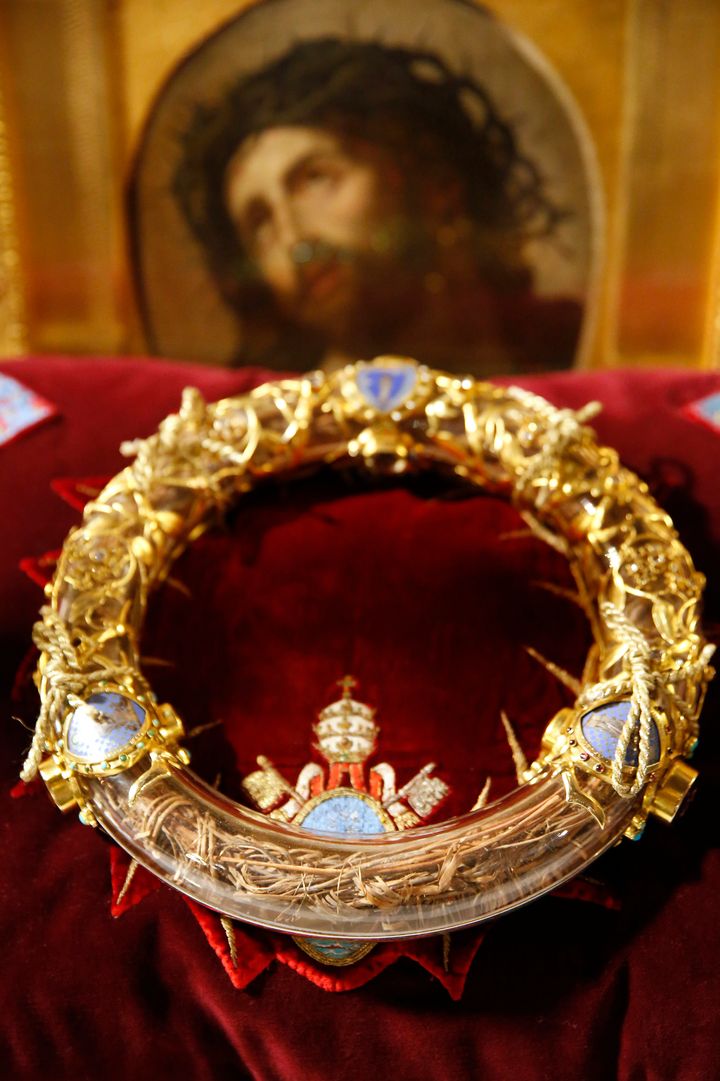 ノートルダム大聖堂に保管されている、聖遺物「いばらの冠」。イエスは十字架を背負い、イバラの冠をかぶってゴルゴタの丘まで歩かされたのちに処刑にあったため、この冠は受難の意に用いられている。