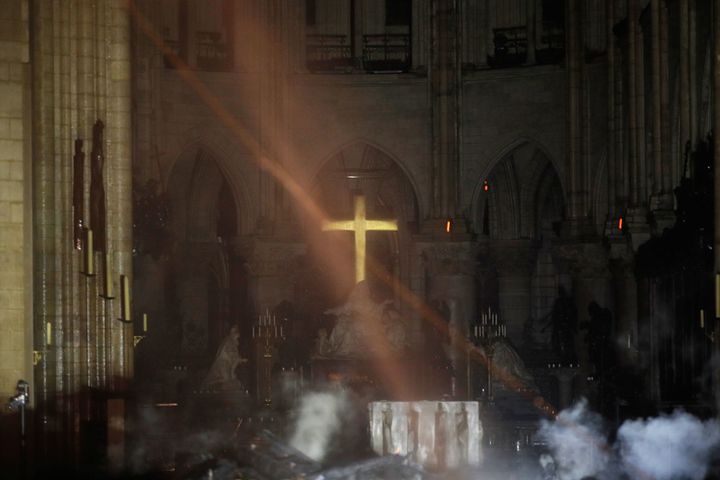 祭壇と十字架の前には煙が上がっている。