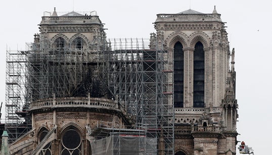 Notre-Dame de Paris, défigurée mais encore debout, sera “rebâtie” promet
