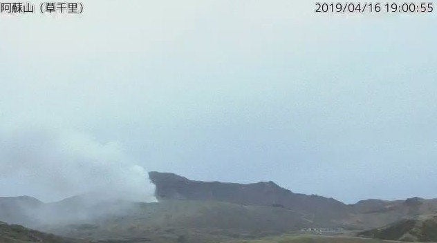 「阿蘇山 草千里」気象庁のライブカメラより（2019/04/16 19:00）