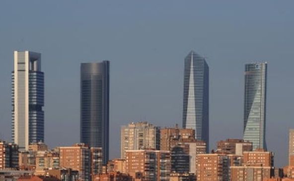 Desalojan una de las cuatro torres de Madrid por una amenaza de