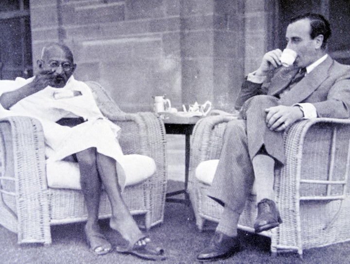 Gandhi eats breakfast with the viceroy of India, Lord Mountbatten, in 1947.