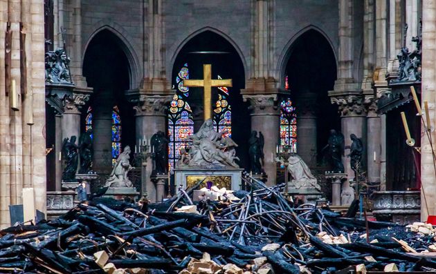 Devant l'autel s'entassent les débris effondrés de la charpente et de la toiture de Notre-Dame...