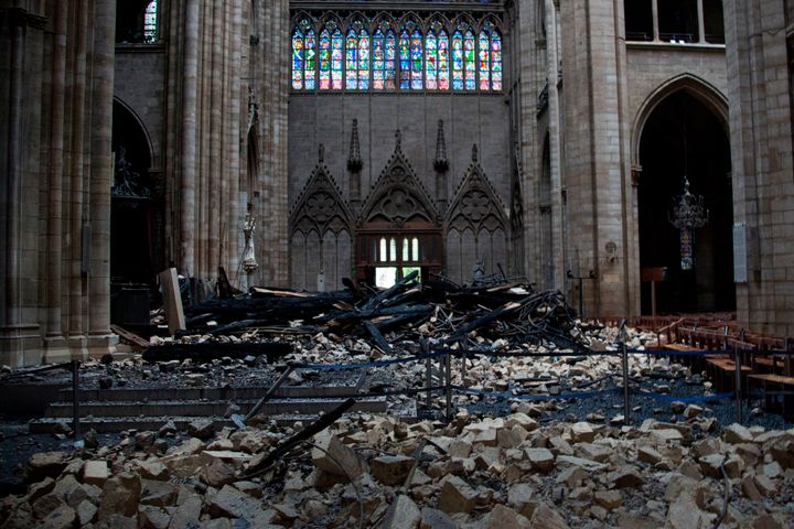 火災が起きた後のノートルダム大聖堂内部。