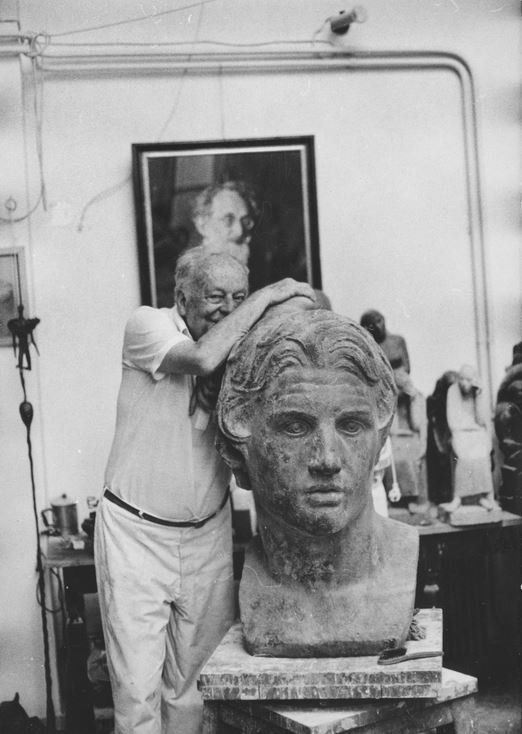 Μουσείο Μπενάκη / Εργαστήριο Γιάννη Παππά, Αθήνα. Φωτογραφία του καλλιτέχνη στο εργαστήριο του στου Ζωγράφου δίπλα στη μπρούτζινη προτομή του Μεγάλου Αλεξάνδρου. 