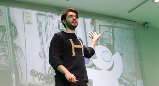 El youtuber de divulgaci&oacute;n cient&iacute;fica Jos&eacute; Luis Crespo (Quantum Fracture) muestra...