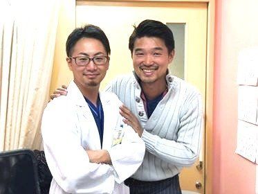 豪田さん（右）とストーリー誕生のきっかけとなった男性医師