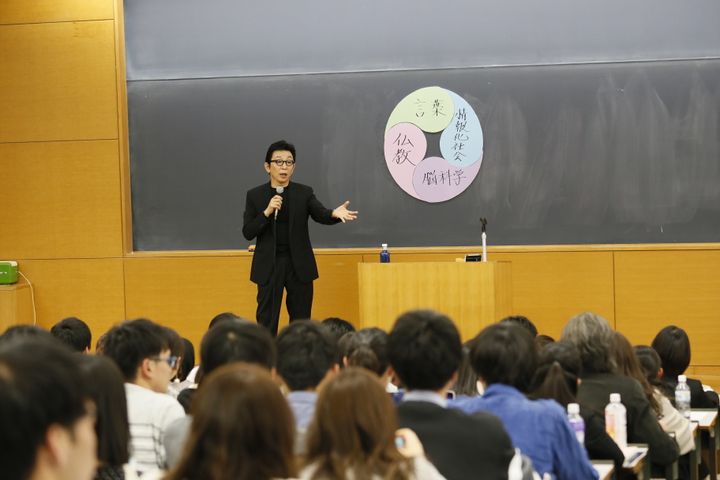 フリーアナウンサーの古舘伊知郎氏の授業は、大教室が埋まるほどの人気だった=2019年4月16日撮影（提供:立教大学）