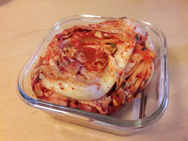 워크숍에서 담근 김치 사진이다. 절인 배추가 남아 있길래 도와줄 양으로 배추에 김치 양념을 버무렸는데, 내가 가져가도 되는 분위기라 들고 왔다. 워크숍의 김치 양념은 상당히 뻑뻑해 보였으나, 절인 배추의 물기 제거가 덜 되어서 결국 김치다운 김치가 되었다. 살짝 맛을 봤는데, 핀란드 음식처럼 상당히 짜지만, 김치다운 맛이었다.
