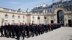 Macron reçoit 250 pompiers à l’Élysée: “vous avez été