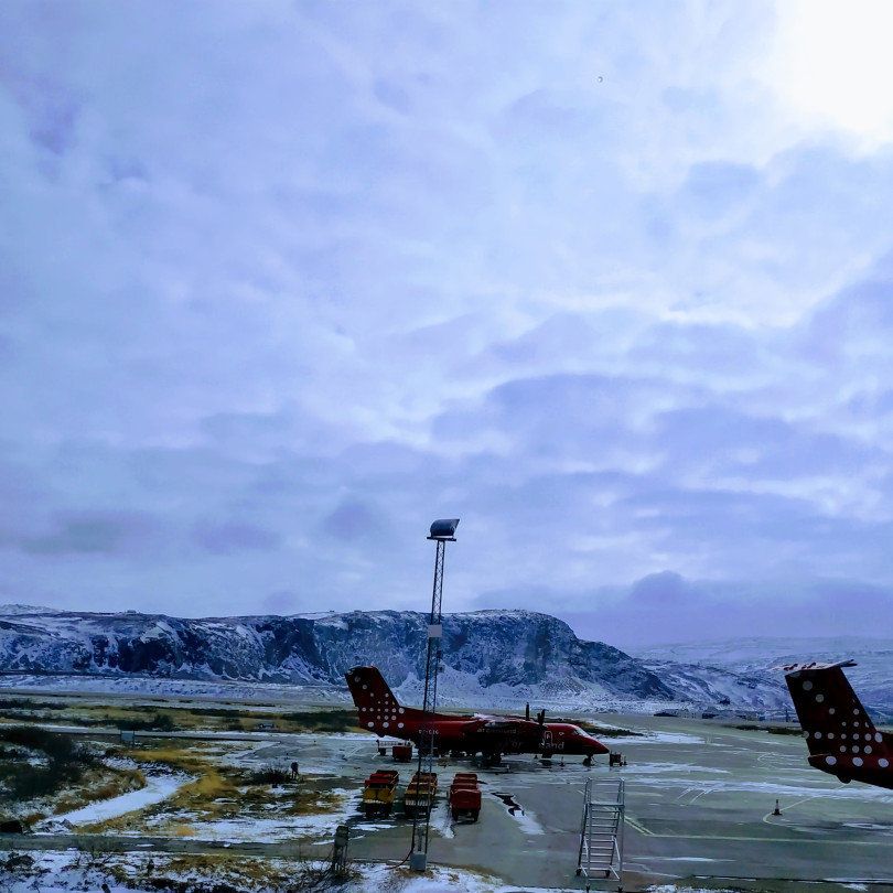 Το αεροδρόμιο του Kangerlussuaq είναι πρώτη εικόνα που αντικρίζει ο ταξιδιώτης. Δαθετει τον μοναδικό μεγάλο (3000 μ) διάδρομο προσγειωσης και απογείωσης στη χώρα και γι αυτό οι διεθνείς πτήσεις (Κοπεγχάγη και Ρευκιεβικ) προσγειώνονται εκεί και όχι στην πρωτεύουσα Νουκ