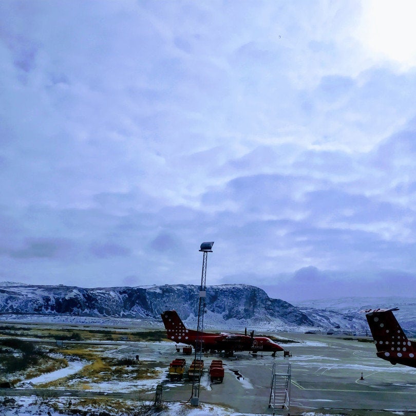 Το αεροδρόμιο του Kangerlussuaq είναι πρώτη εικόνα που αντικρίζει ο ταξιδιώτης. Δαθετει τον μοναδικό μεγάλο (3000 μ) διάδρομο προσγειωσης και απογείωσης στη χώρα και γι αυτό οι διεθνείς πτήσεις (Κοπεγχάγη και Ρευκιεβικ) προσγειώνονται εκεί και όχι στην πρωτεύουσα Νουκ