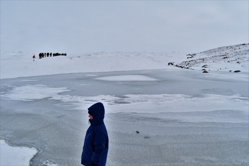 Φτάνοντας στην αρχή του παγετώνα σε περιμένουν εκατοντάδες χιλιόμετρα πάγου που καλύπτουν το 80% της Γροιλανδίας. Εδω ο αέρας είναι παγωμένος αλλά στεγνός κάνοντας την ανάβαση σχετικά πιο εύκολη