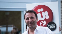 Arthur va vendre Oüi FM au groupe de Latina et