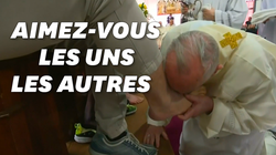 Avant Pâques, le pape François lave et baise les pieds de 12