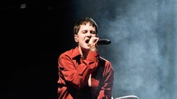 En deuil, Christine and The Queens renonce à