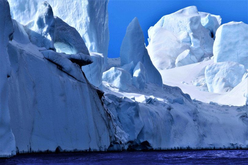 Οι πάγοι μετακινούνται απροειδοποίητα δημιουργώντας κύματα ικανά να αναποδογυρίσουν τα πλοία που θα βρεθούν εκεί