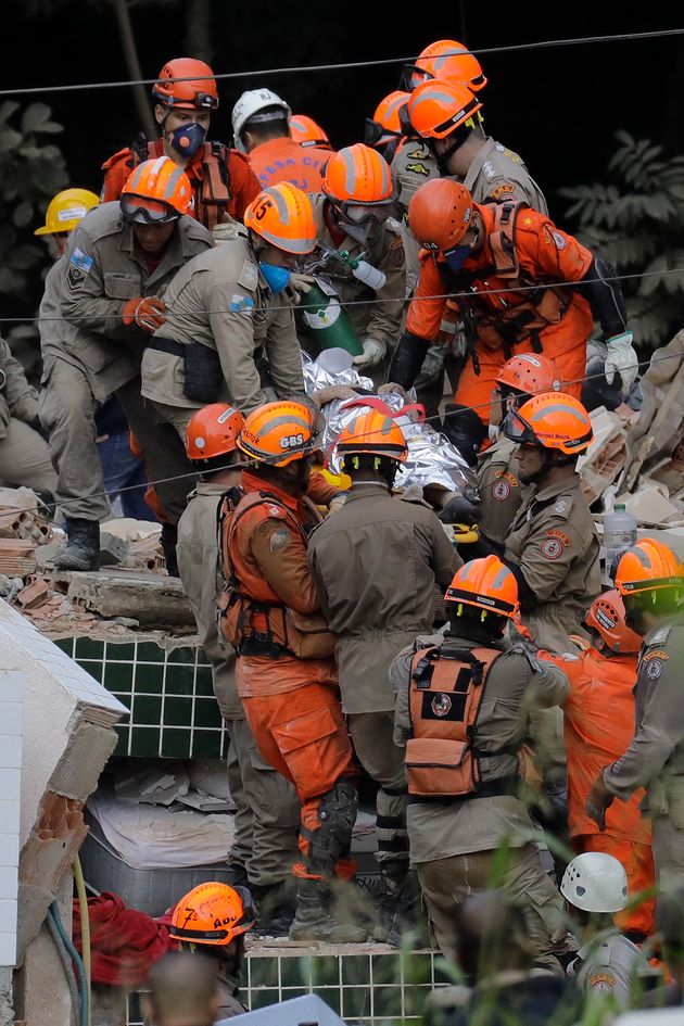 Bombeiros retiram sobreviventes dos escombros do prÃ©dio que desabou em