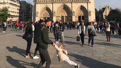 L’auteure de cette photo virale sur Notre-Dame a retrouvé ce père et sa petite
