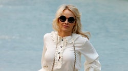 “Et les sans-abri?”: Pamela Anderson dénonce les dons des milliardaires pour