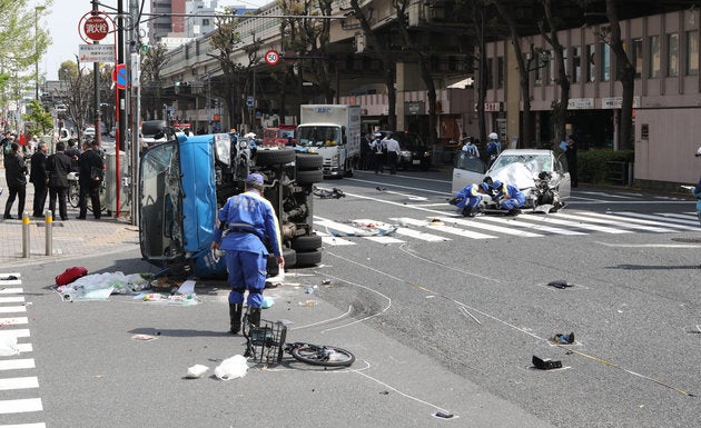 壊れた自転車などが散乱する、暴走した乗用車（右奥）が歩行者をはねた事故現場＝4月19日午後、東京都豊島区