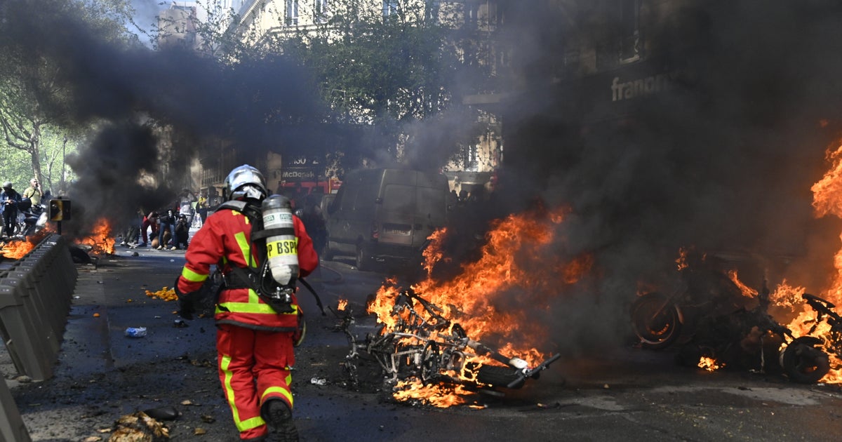 Gilets Jaunes Apres L Incendie De Notre Dame Eprouvant Pour Les Pompiers Les Feux De L Acte Xxiii Indignent Le Huffpost