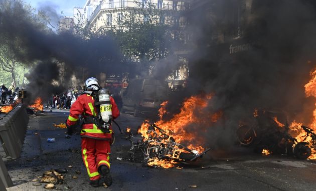 Gilets Jaunes Après Lincendie De Notre Dame éprouvant