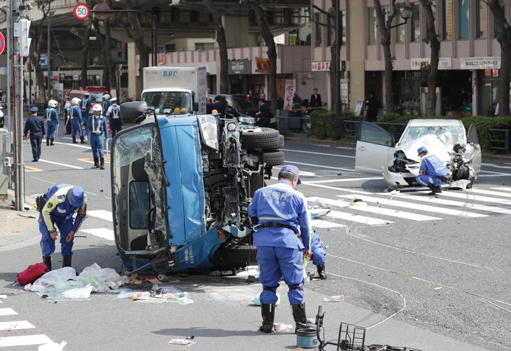 壊れた自転車などが散乱する、暴走した乗用車（右奥）が歩行者をはねた事故現場＝１９日午後、東京都豊島区 撮影日：2019年04月19日