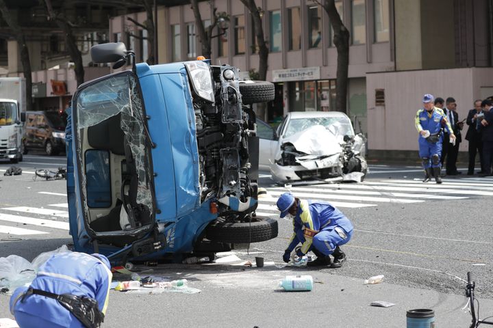 壊れた自転車などが散乱する、暴走した乗用車（右奥）が歩行者をはねた事故現場＝１９日午後、東京都豊島区 撮影日：2019年04月19日