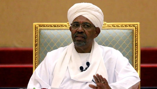Omar Al Bachir poursuivi pour blanchiment, la contestation veut le “pouvoir aux