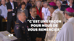 Pendant la messe de Pâques, les pompiers se voient offrir un objet symbolique qu’ils ont sauvé des