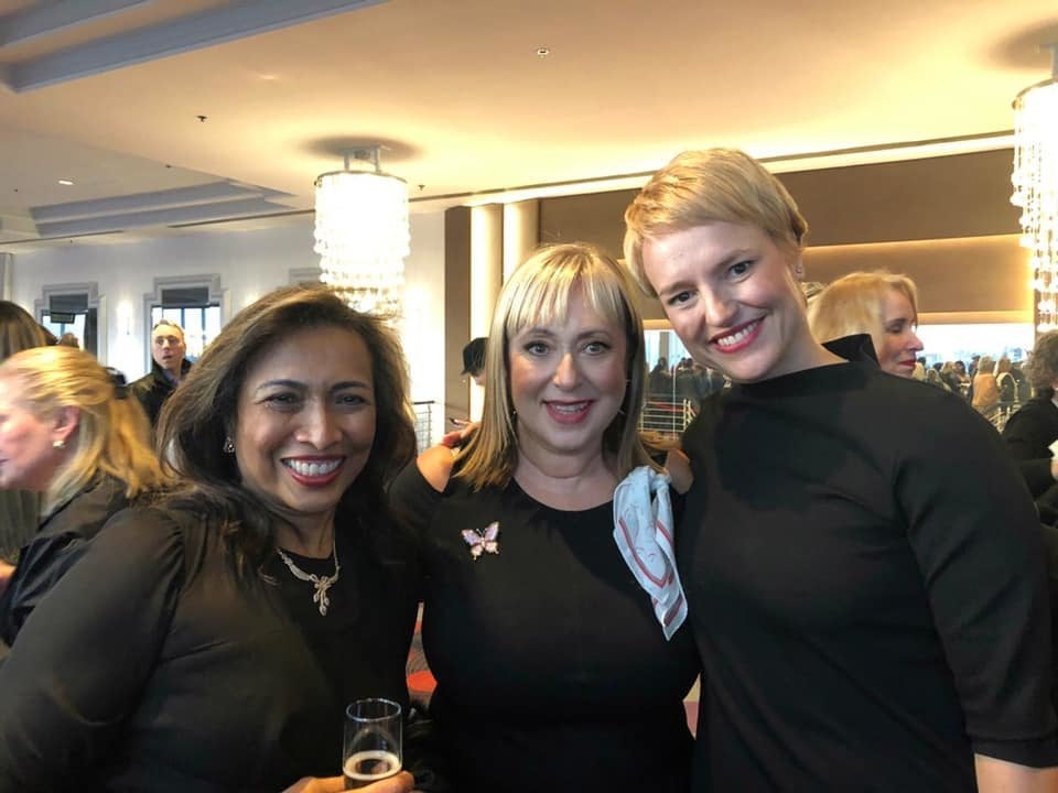 Η δρ Lucy Gilbert με την προέδρο του ΛΕΜ Ιουστίνη Φραγκούλη-Αργύρη και τη σχεδιάστρια Ορσαλία Παρθένη.