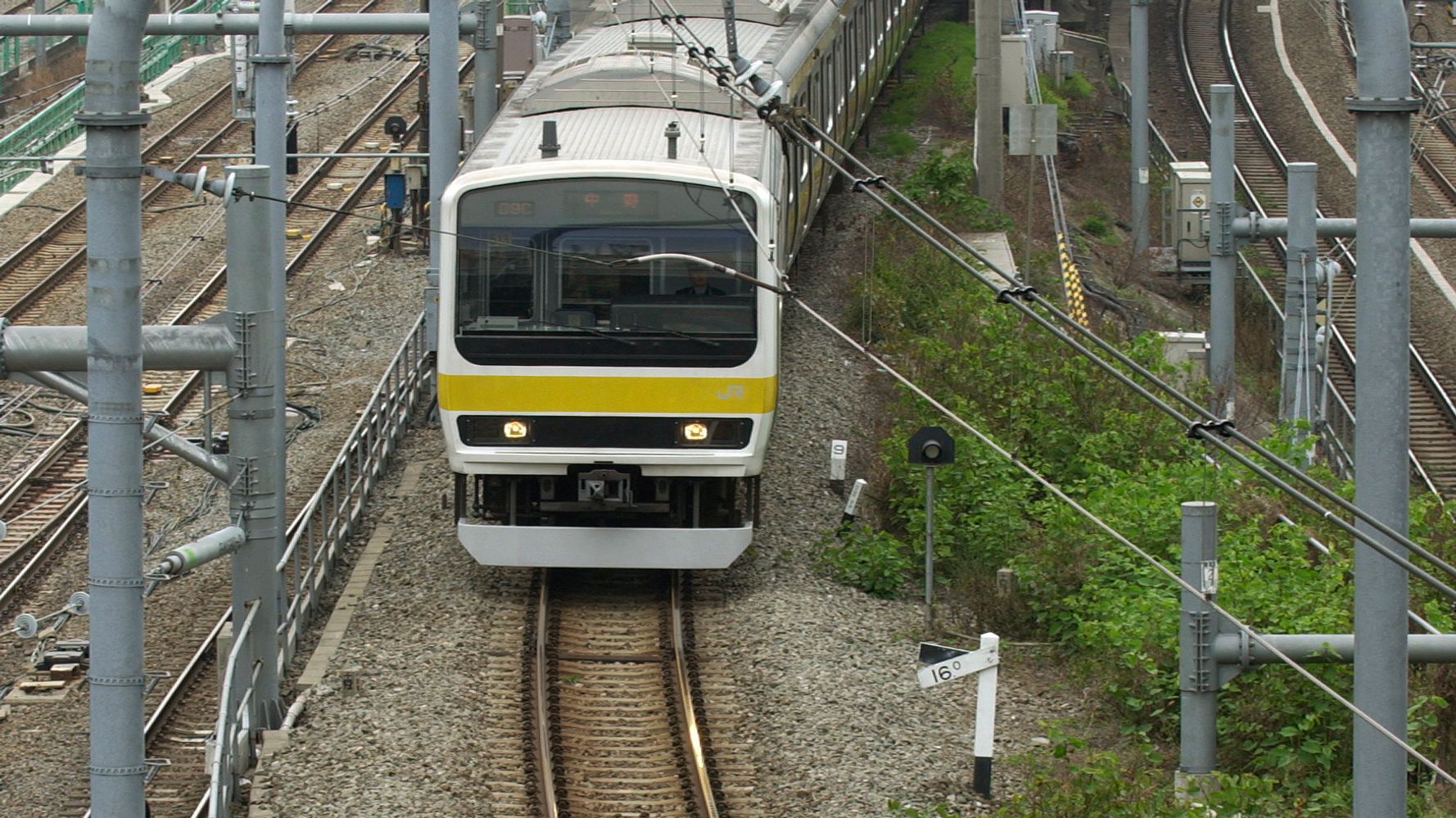 中央 総武線の線路内に人が立ち入り 下半身裸という情報も ハフポスト