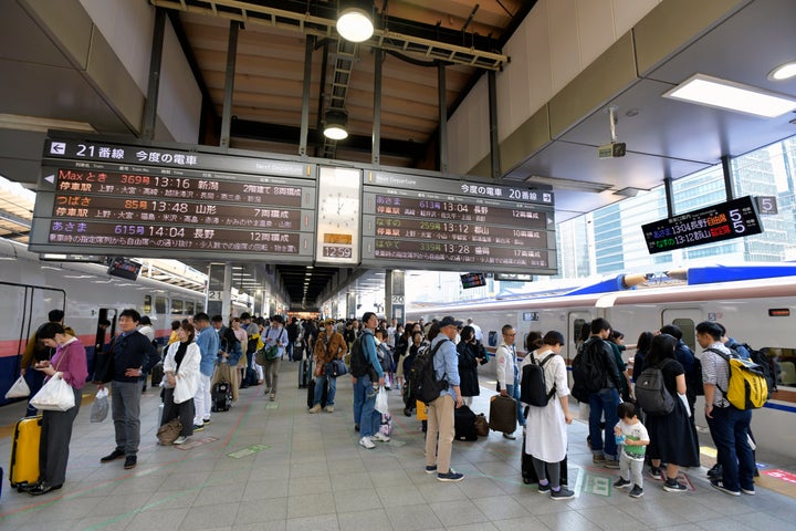 帰省客などで行列ができる東京駅の、東北・山形・北陸の各新幹線ホーム（東京都千代田区で2018年4月28日）