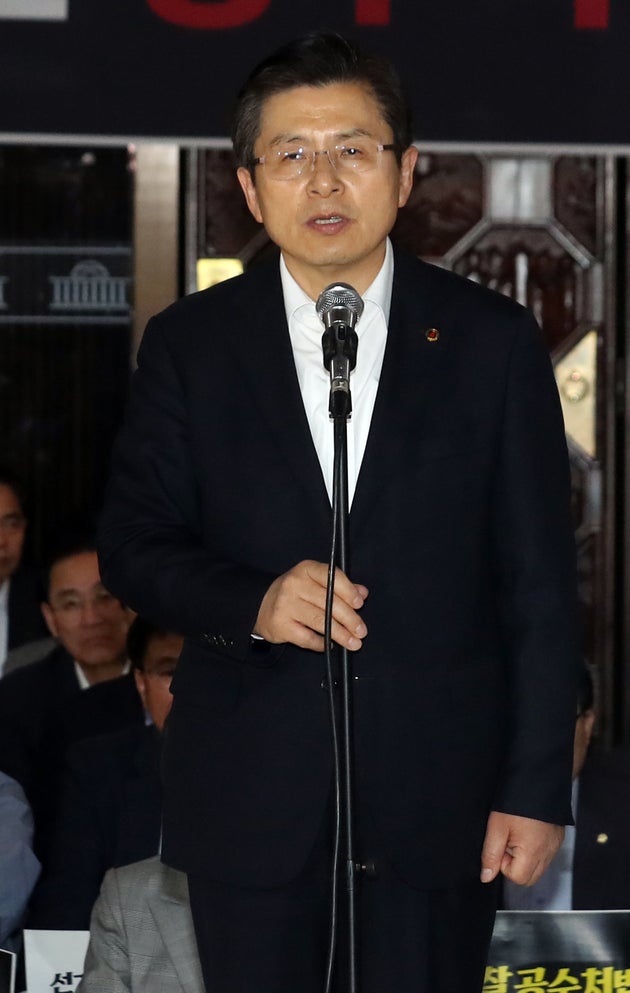 황교안 자유한국당 대표가 23일 오후 서울 영등포구 여의도 국회 로텐더홀에서 열린 긴급 의원총회에서 발언을 하고 있다.