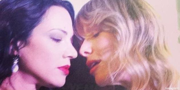È quasi bacio tra Alessia Marcuzzi e Asia Argento: scatti 