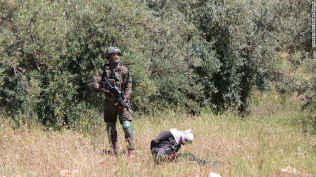 Ισραηλινός στρατιώτης πυροβολεί πισώπλατα 15χρονο Παλαιστίνιο που του έχουν δέσει χέρια και