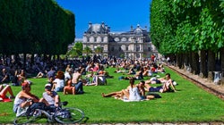 Verbalisé pour avoir joué de la guitare au jardin du Luxembourg, il dénonce un “abus de