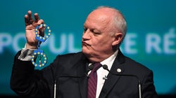 François Asselineau attaque Nathalie Loiseau pour