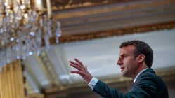 “Bombardé d’imprévus, Macron n’est plus le maître des horloges de la