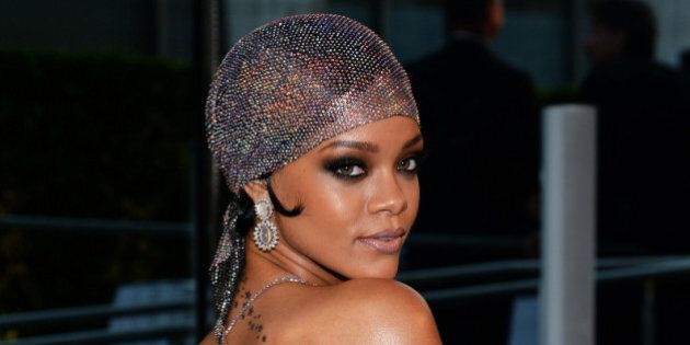 Rihanna nude look, Icona della Moda 2014: sfavillante sul red carpet dei CFDA Awards