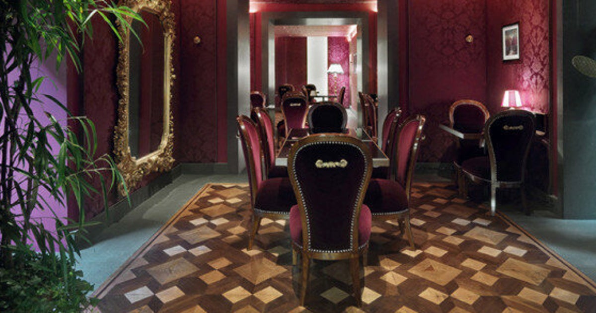 Dolce&Gabbana inaugura il Martini Bistrot a Milano. Total black look e un dragone rosso (FOTO