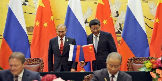 Chinese President Xi Jinping (R, back) attends a signing ceremony with Russian President Vladimir Putin (L, back) at the Great Hall of the People in Beijing, China September 3, 2015. REUTERS/Parker Song/Pool