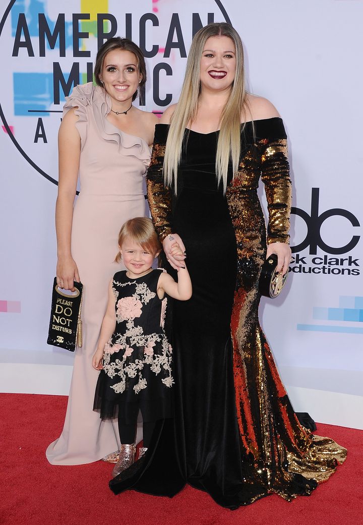 Clarkson brought River Rose and Savannah to the American Music Awards in 2017. 