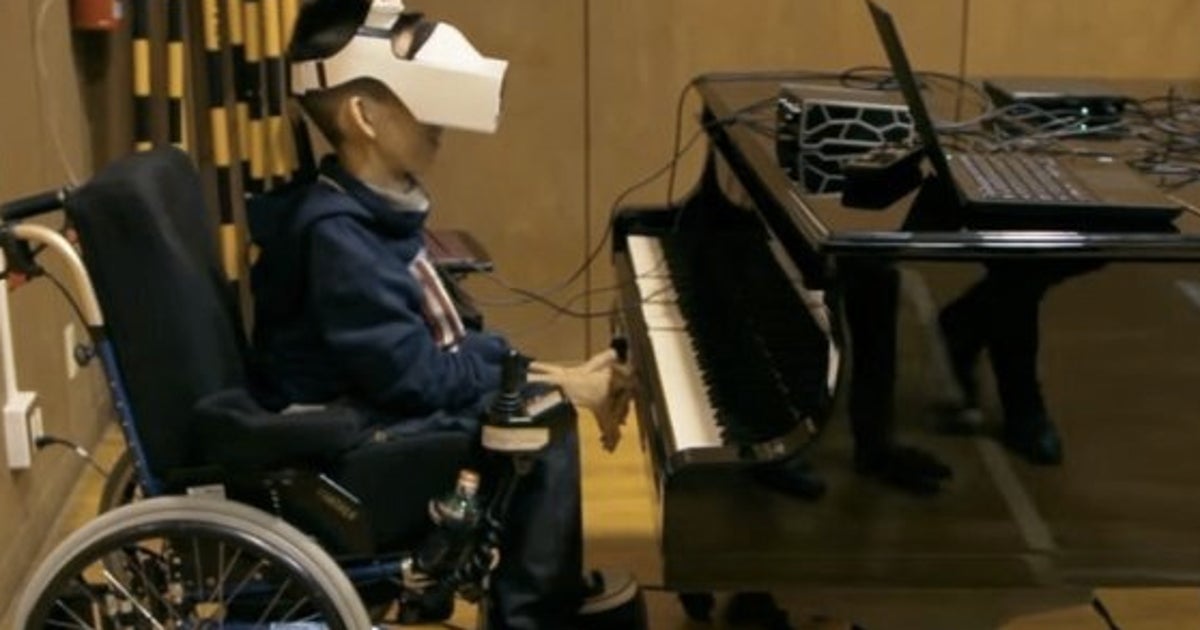 Bambino suona il piano con gli occhi Eye Play The Piano, lo strumento