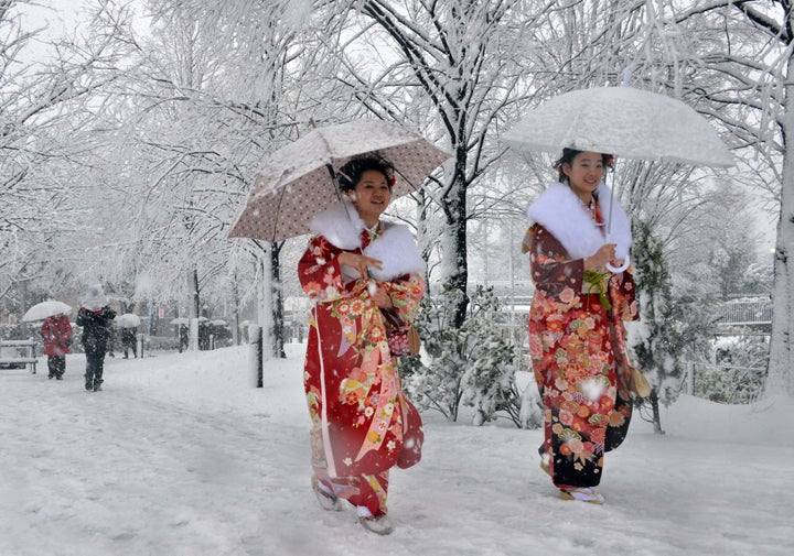 Photos: Heaviest snowstorm in years cuts power, delays travel in Tokyo