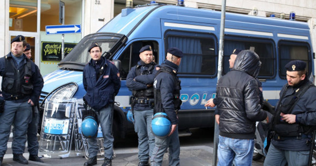 Poliziotto dirigente del Sap denunciato mostrò in tv giubbotti e