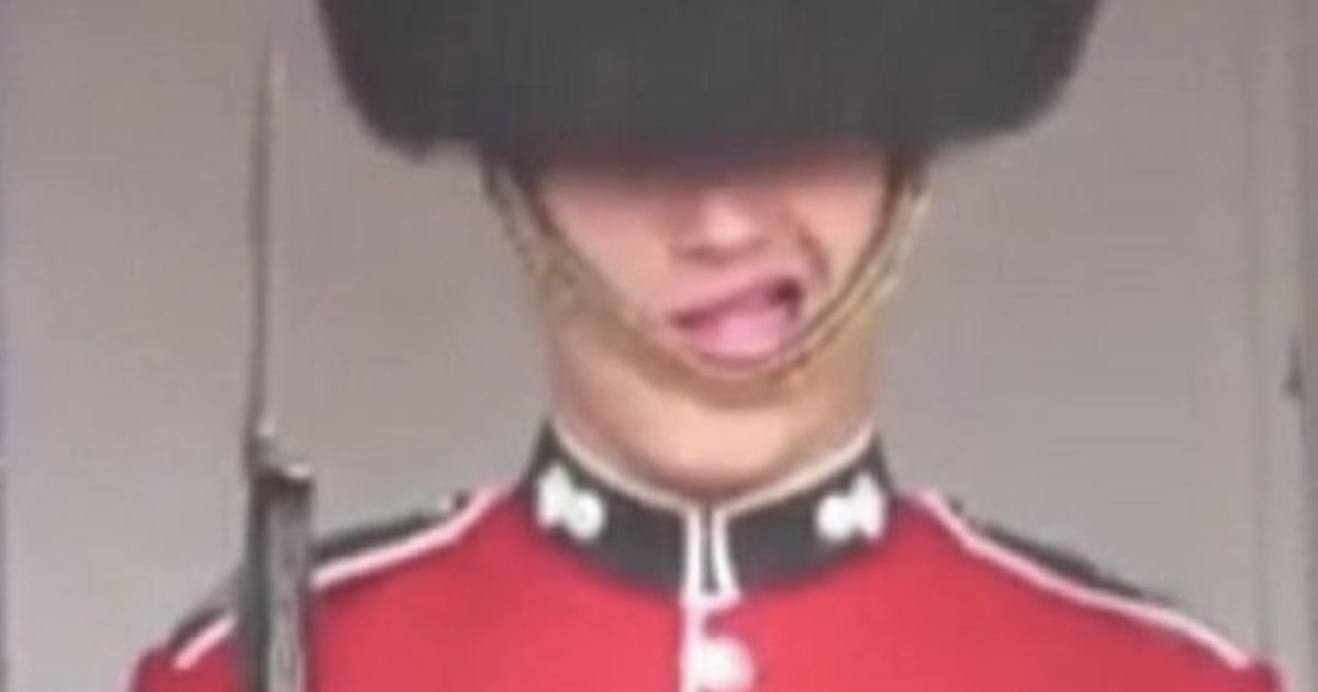 Buckingham Palace Guardia Reale Inglese Ripresa Da Un Turista Mentre Si Cimenta In Una Serie Smorfie Tweet L Huffpost